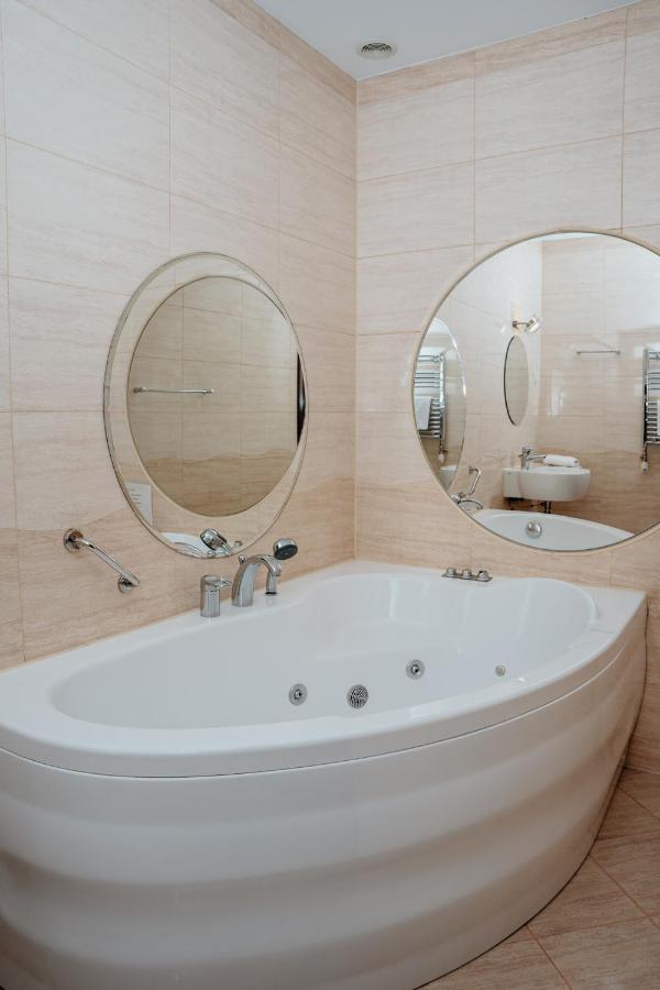 Hotel Resident Nowa Sarzyna Dış mekan fotoğraf